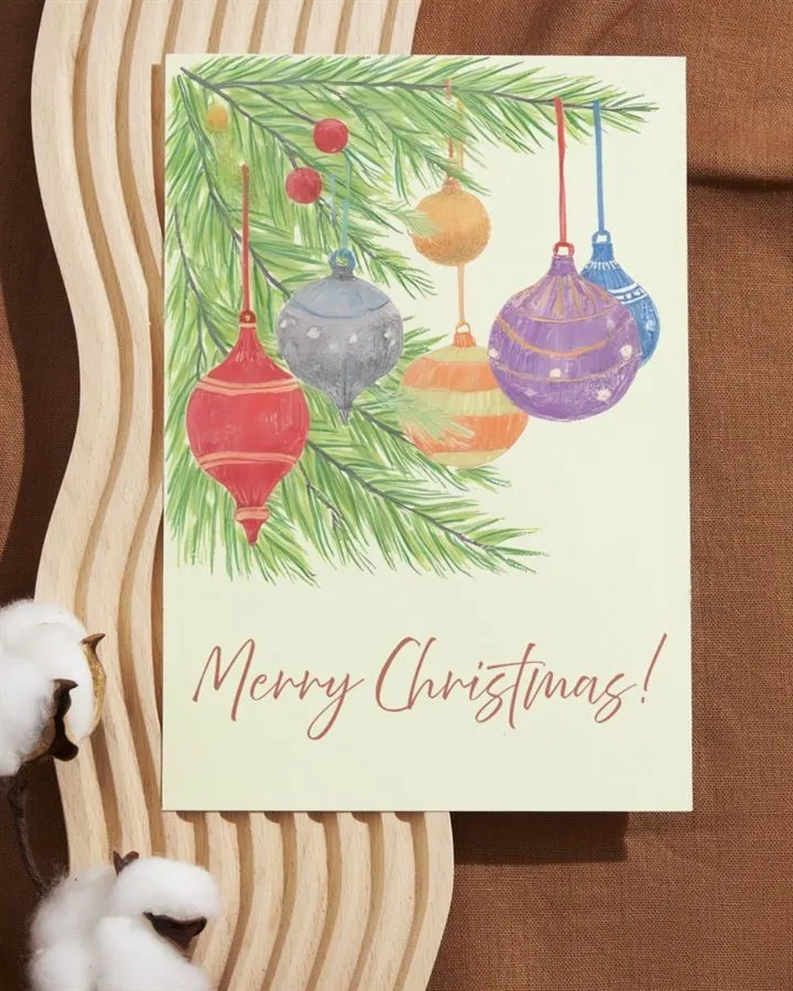 Felicitare handmade de Crăciun cu brad cu globuri colorate.