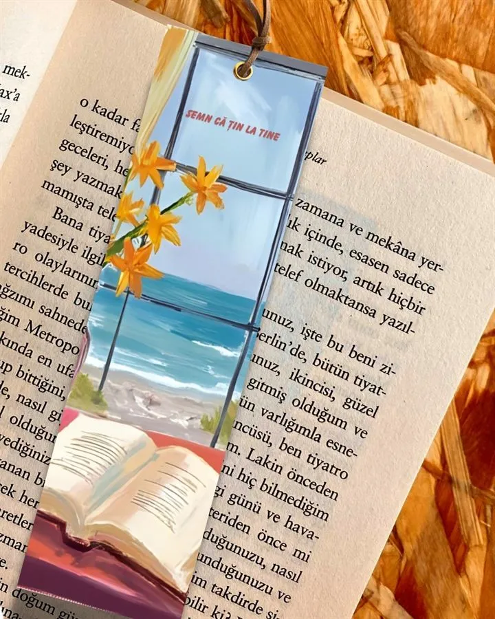 Semn de carte handmade cu carte deschisă la mare.