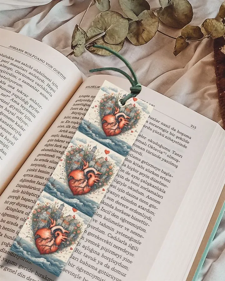 Semn de carte handmade cu inimă din flori.