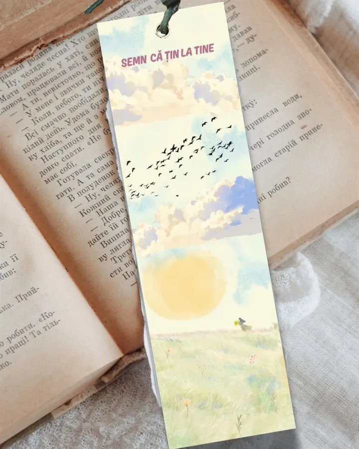 Semn de carte handmade cu păsări pe cer senin.